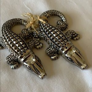 Alligator salt & pepper shakers